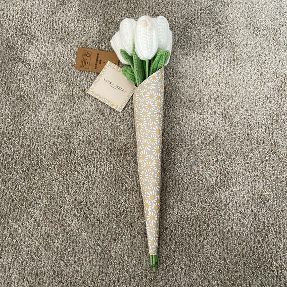 Knit White Tulips NWT - Picture 1 of 7